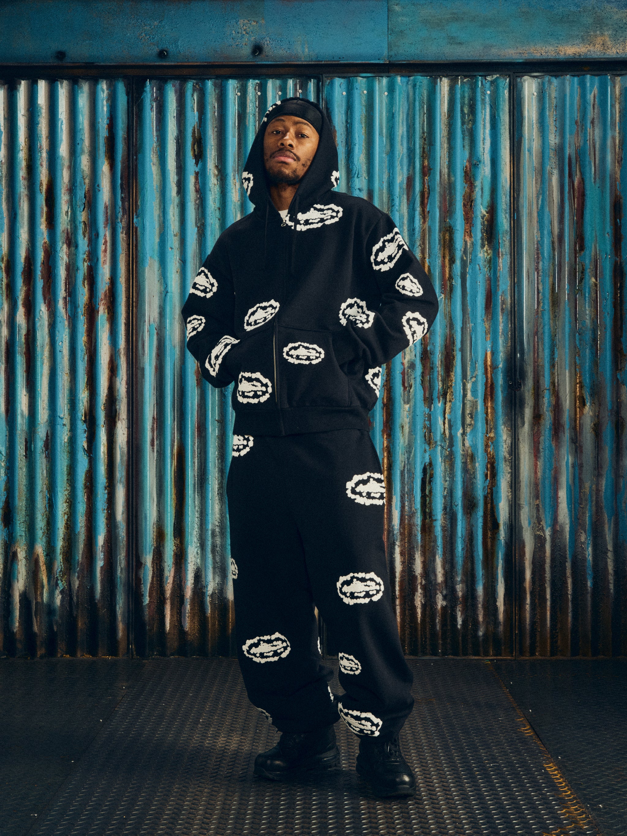 ISLAND WREATH ZIP HOODIE [BLACK]